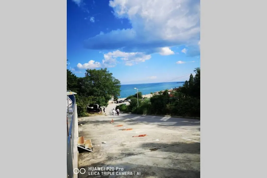 Kabakum Di Sea View Е Прекрасен Апартамент Намиращ Се На 20М.От Плажа. В Непосредстена Близост Има Хранителен Магазин, Аптека, Спирка На Градския Транспорт. Заведения За Всеки Вкус. Apartment Golden Sands